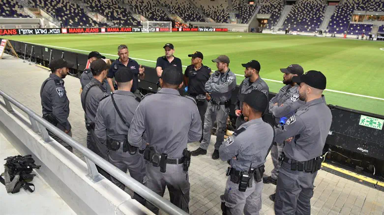 כוחות משטרה נערכים לאבטחת משחק. בקרוב יימצא פיתרון אחר?