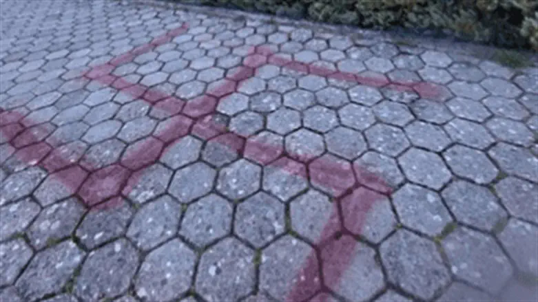 צלב הקרס שרוסס על המדרכה