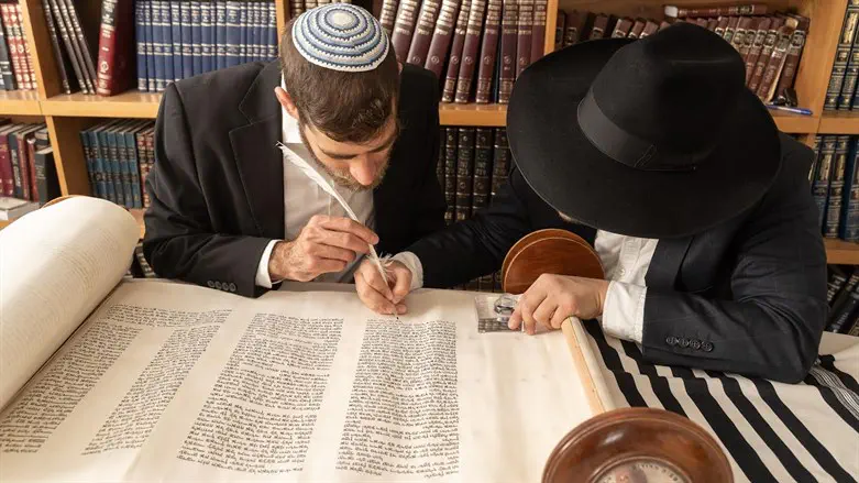 סיום כתיבת ספר תורה