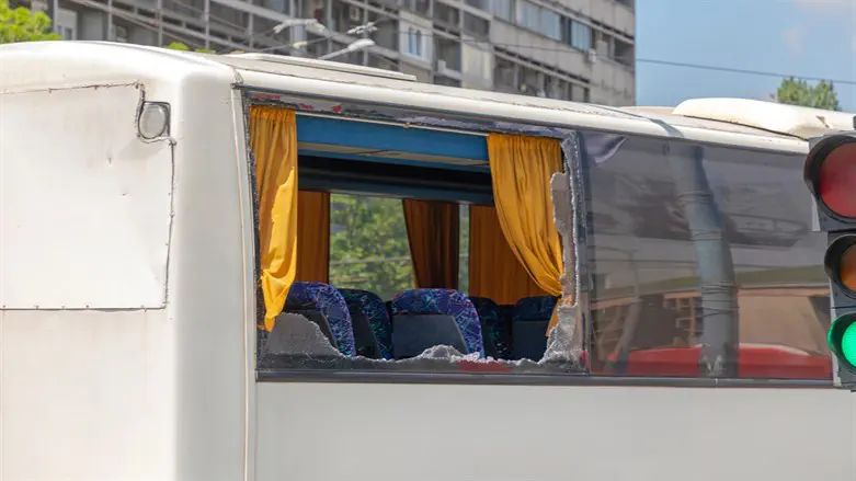 חלון אוטובוס שבור. אילוסטרציה