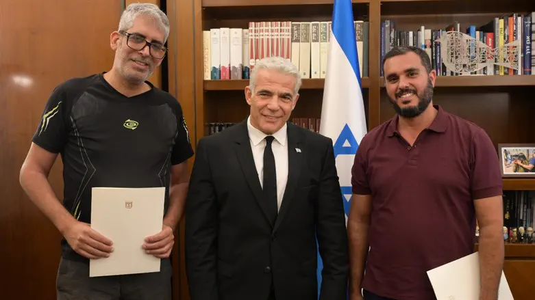 לפיד עם האזרחים שנטרלו את המחבל