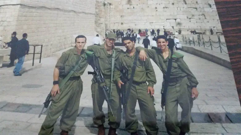 פרבר עם חבריו לגדוד