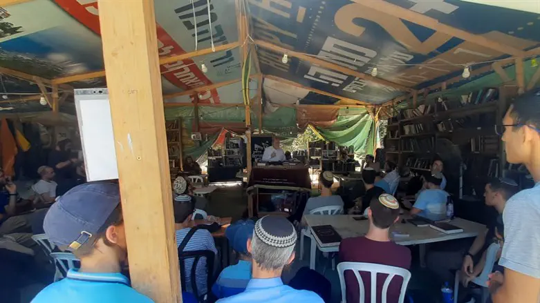 הרב ברוך וידר מעביר שיעור בישיבת חומש