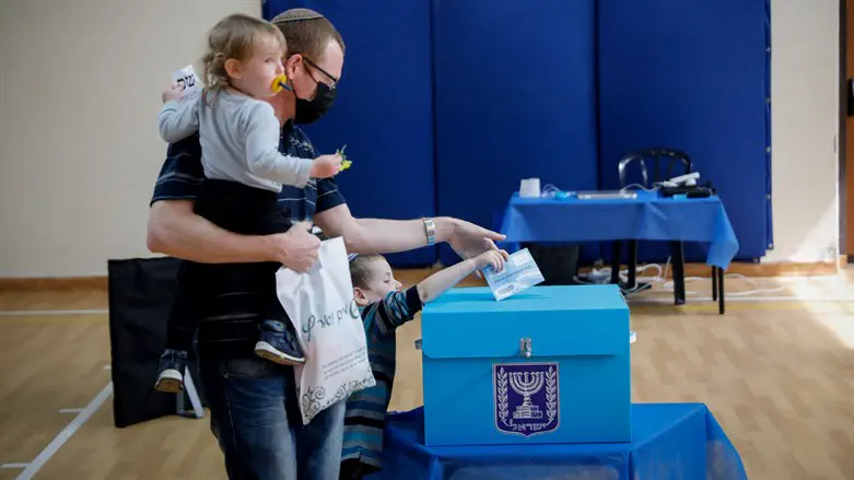 מצביעים בבחירות לכנסת