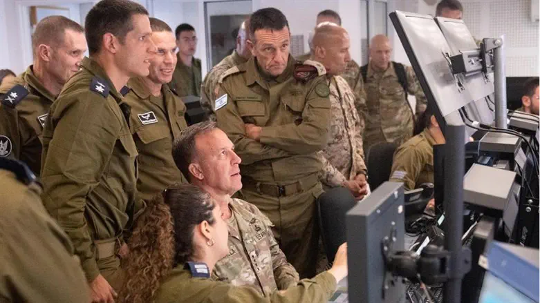 US Gen. Michael Kurilla and Israeli soldiers. 