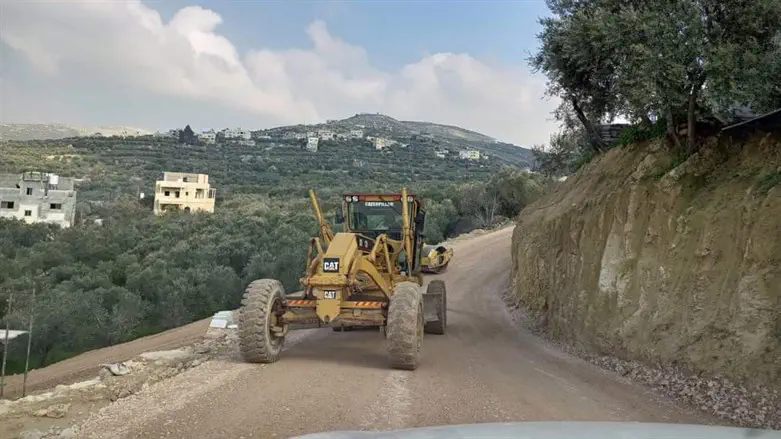טרקטור בעבודות בשטחי c