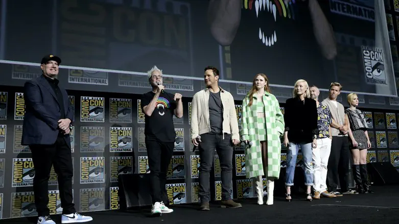 הקאסט של אנטן על הבמה בקומיקון