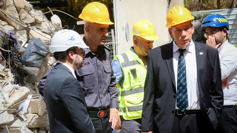 מבקר המדינה בזירת הבניין שנהרס בחולון. ארכיון