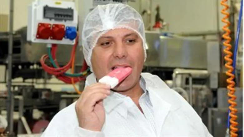 הולך על קרטיב. שמחון