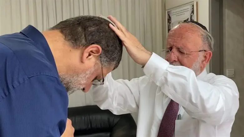 הרב שבתי סבתו מברך את אביחי בוארון