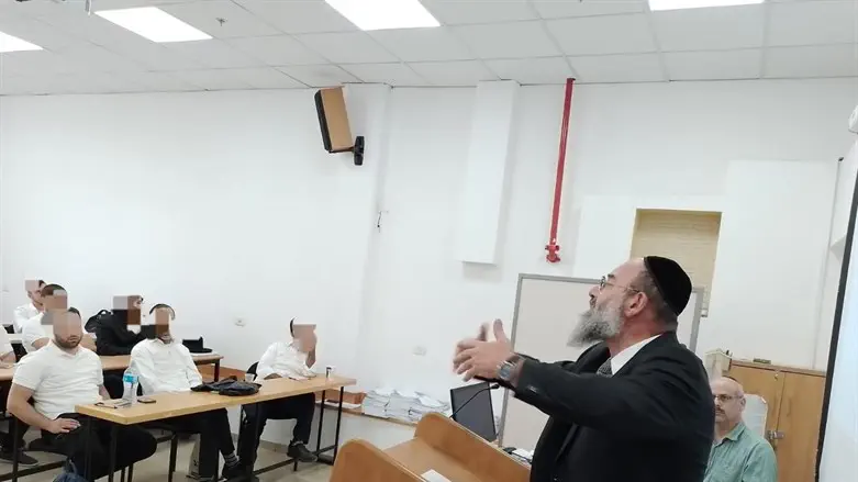 הרב רייבין בהרצאה