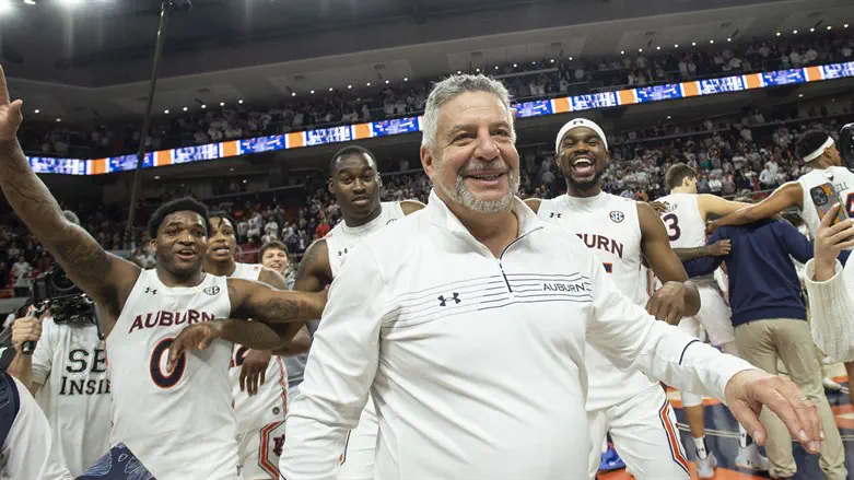 Bruce Pearl celebrates with his team after defeating the Alabama Crimson Tide at