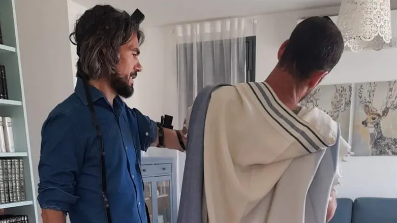 פביו מניח תפילין