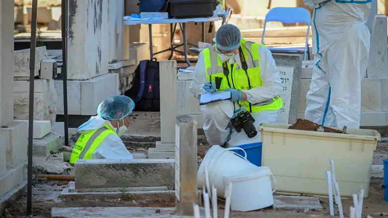Opening the grave of Yosef Melamed