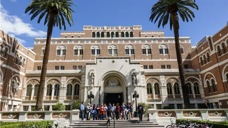 Prospective students take a tour of the University of Southern California. 