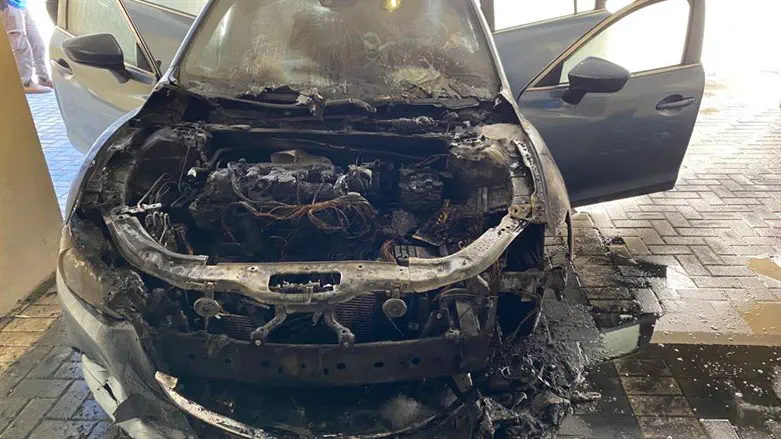 Burned car belonging to Rabbi Lior's wife