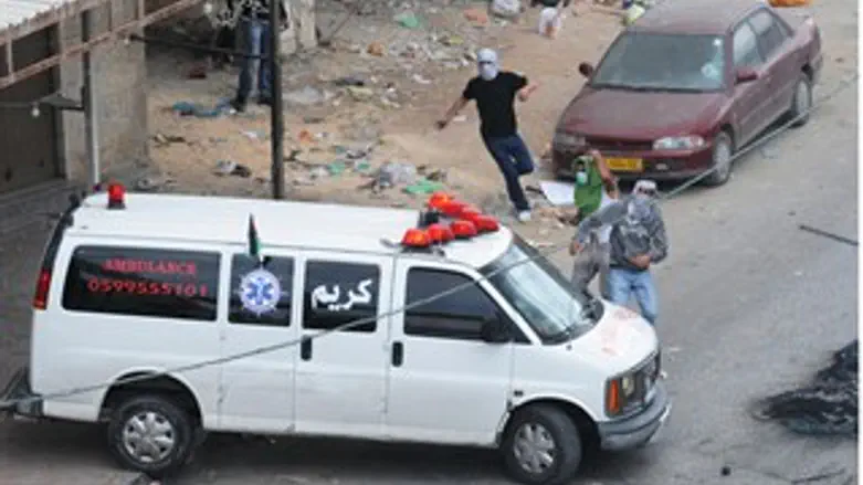 ידוי אבנים בחסות אמבולנס