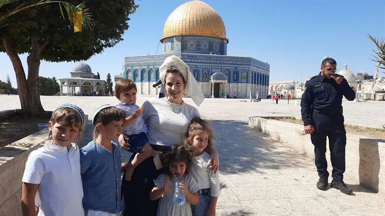 הדסה בן ארי עם הילדים בהר הבית