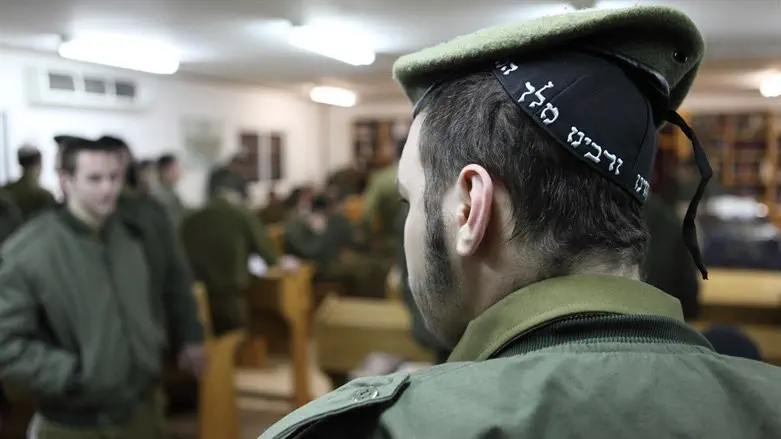 חיילים חרדים. למצולמים אין קשר לידיעה