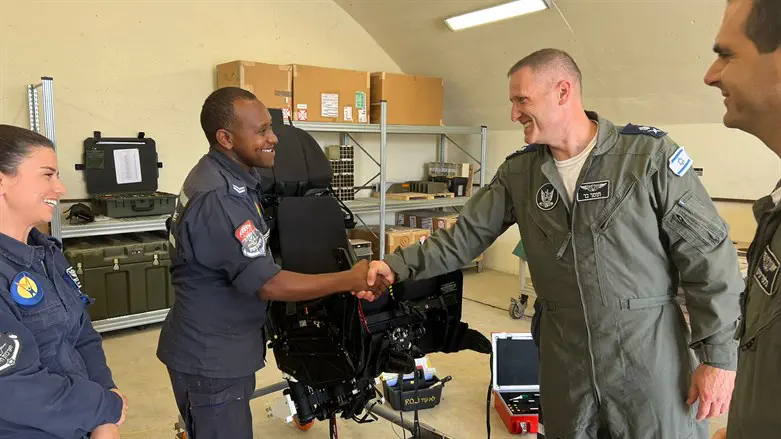 Томер Бар проверяет эскадрилью ВВС