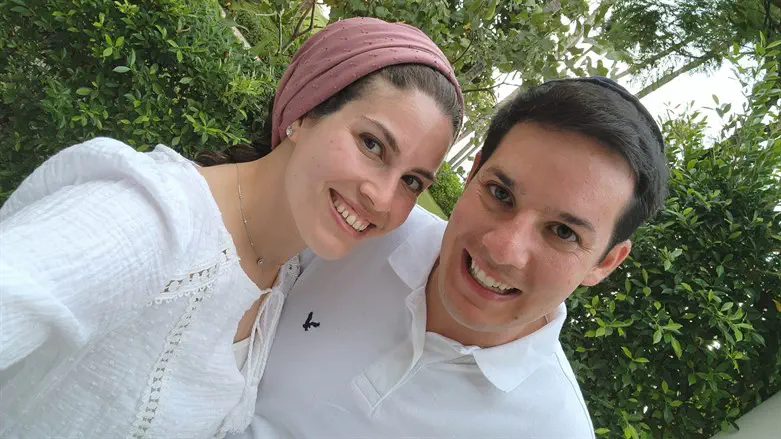 בתמונות: אנחנו, 3 דקות לפני שקיעה, 2 דקות לפני שהדלקתי נרות ודקה אחרי שהתלבשנו