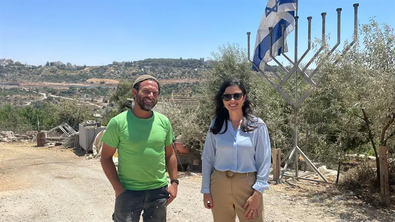 שקד בחוות אורי