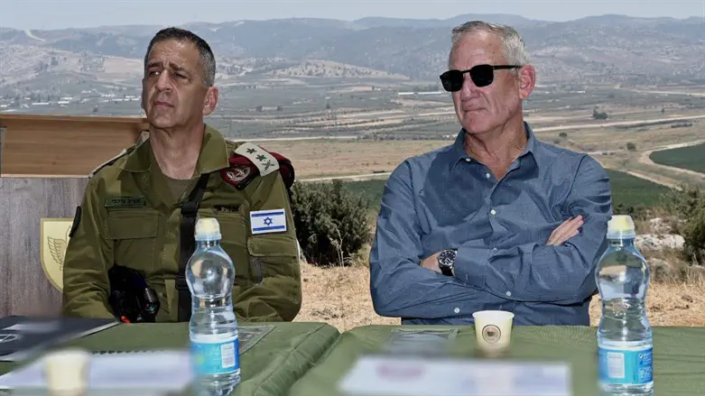 השר בני גנץ עם הרמטכ"ל בסיור