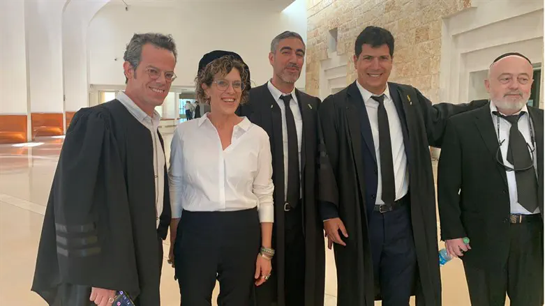 שניה משמאל: בתיה כהנא דרור