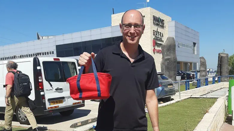 גדי כהן עם מבחנות בדיקת הדם