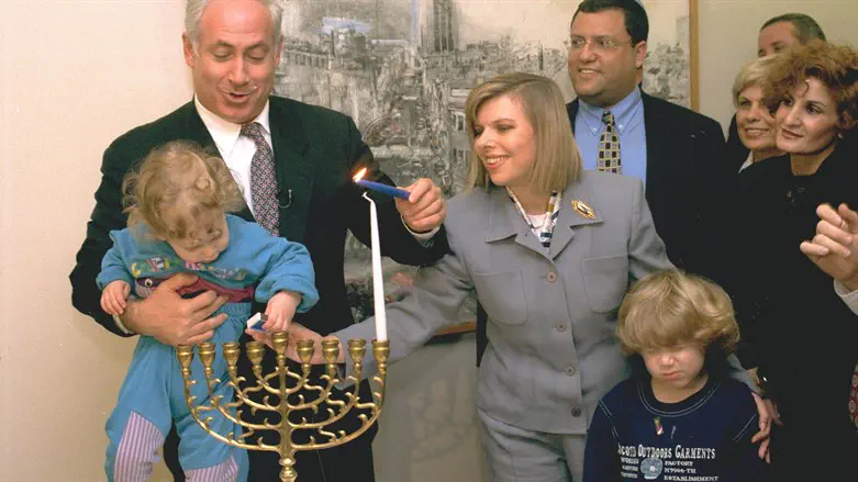 עדנה חלבני מצד ימין עם בני משפחת נתניהו ב-1996