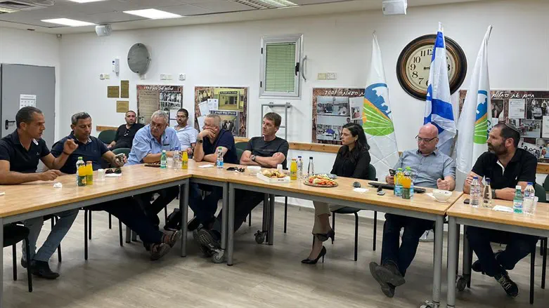 Айелет Шакед и главы местных властей Отеф Аза