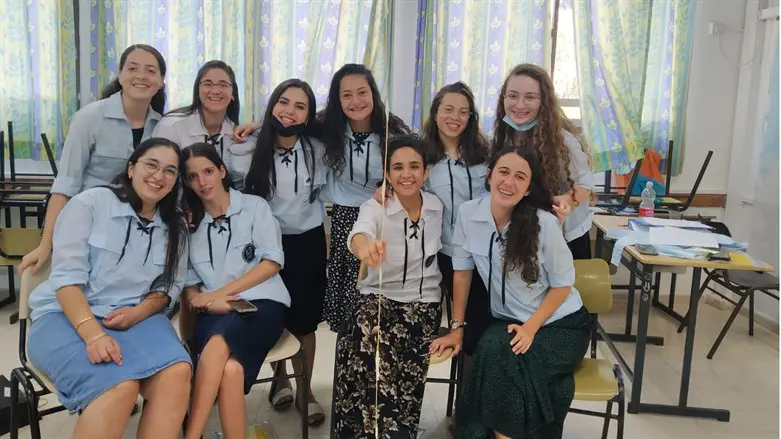 הודיה אזולאי (עומדת שלישית משמאל)