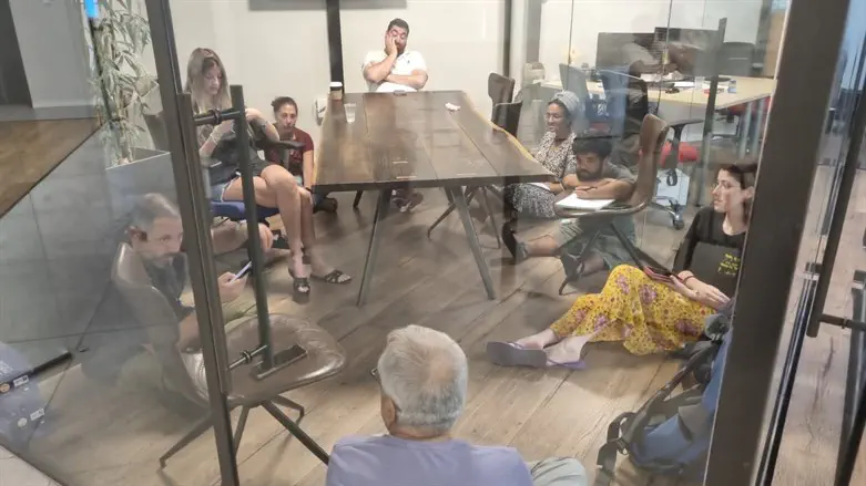 אמנון לוי וצוות התכנית יושבים על הרצפה