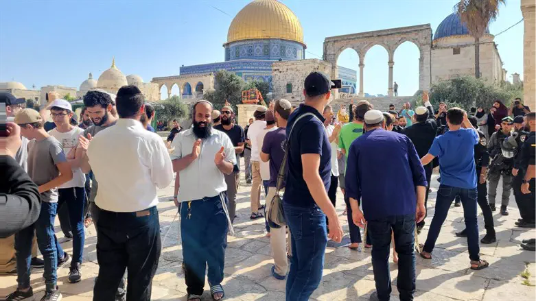 Jews visit Temple Mount