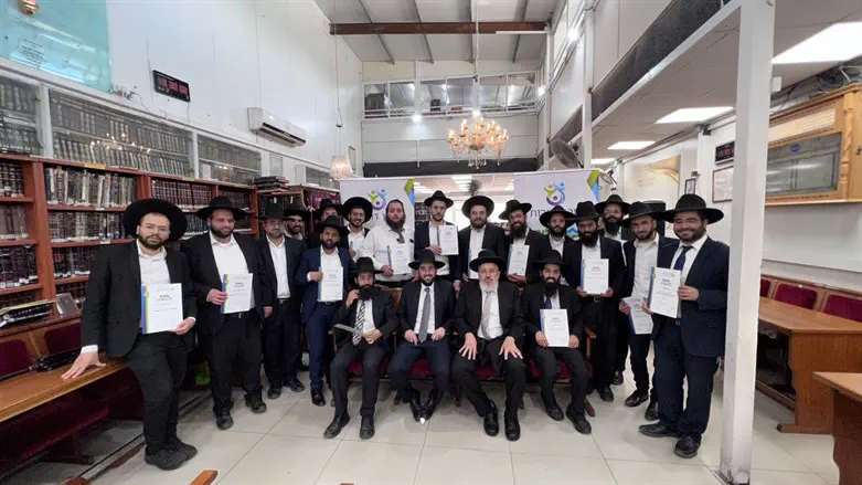 רבני 'דורות' בקבלת תעודות