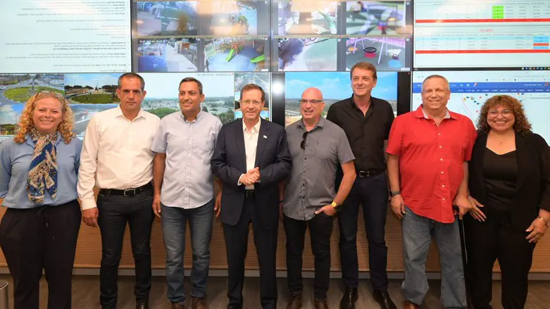 Herzog meeting the local leaders