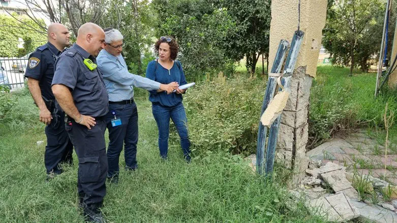 The crack in the building's supporting pole