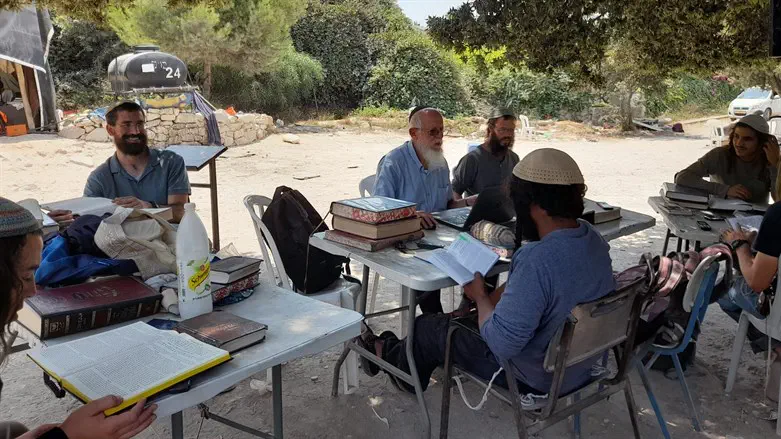 "חלוצים אמיתיים", הרב מדן בחומש