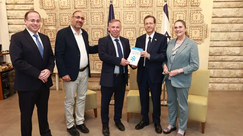 נשיא המדינה מקבל את הספר מירון לוץ