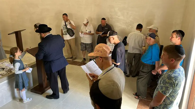 תפילה על קברו של רבי הלל מפאריטש