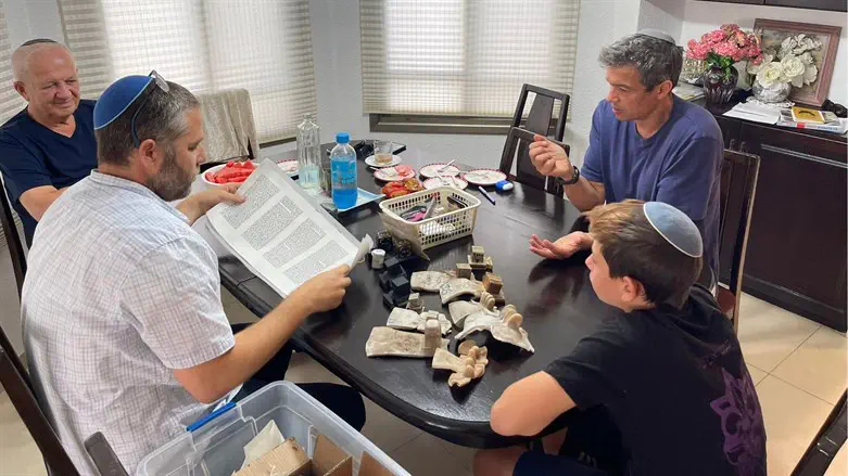 יועז הנדל ובארי הנדל עם התפילין