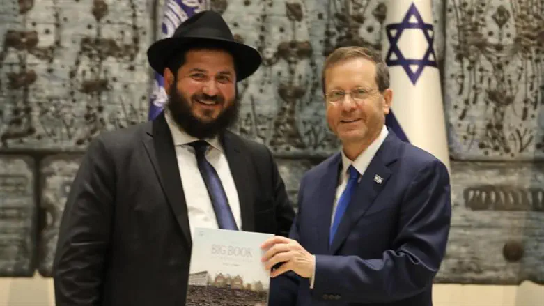 הנשיא הרצוג מעניק את פרס כץ