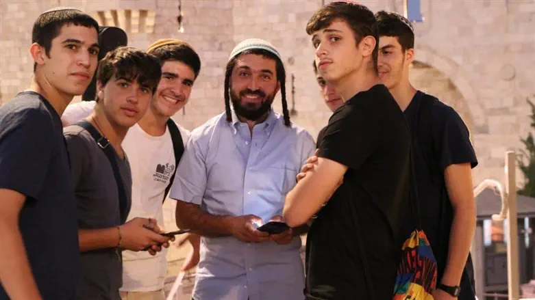 צבי סוכות בשער שכם