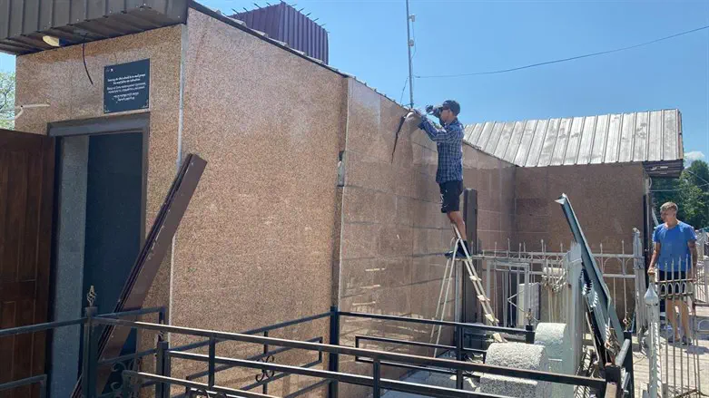 שיפוץ הקבר בקזחסטן