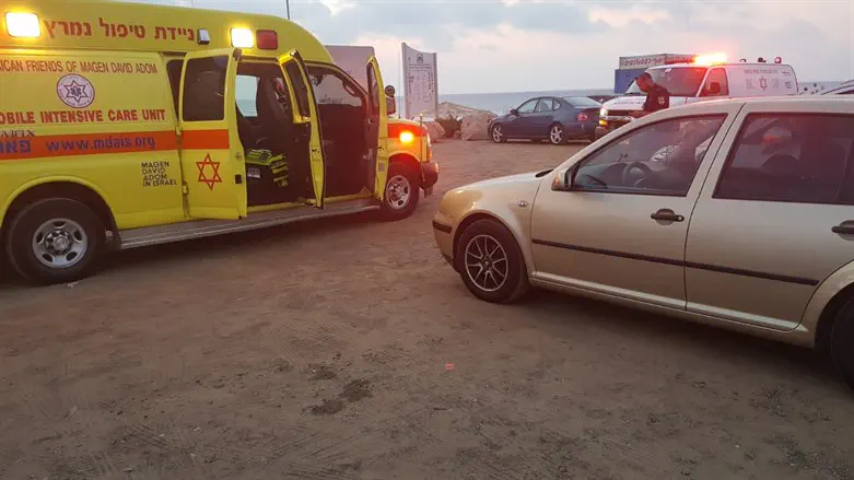 מד"א מטפל בטביעה בים. ארכיון