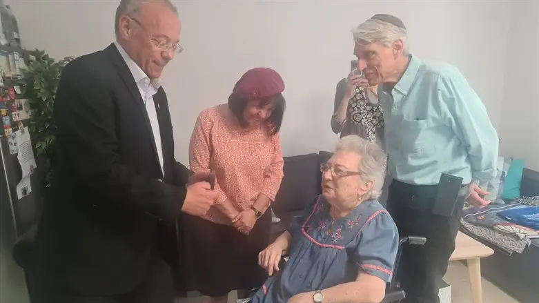 ג'ודי מקבלת תעודת זהות