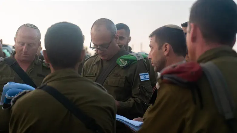 אלוף פיקוד מרכז יהודה פוקס ומפקד אוגדת איו"ש אבי בלוט בזירת האירוע