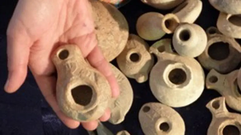 נרות חרס שנמצאו אצל החשוד