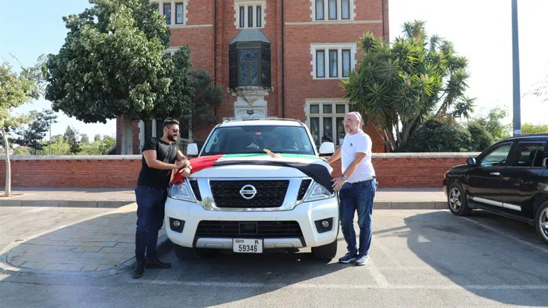 אנשי העסקים עם הרכב בכפר חב"ד