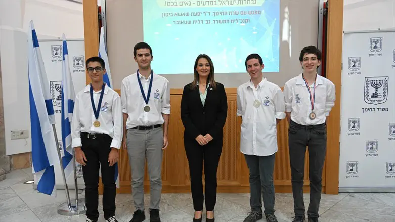 זוכי המדליות באולימפיאדת מדעי המחשב עם שרת החינוך